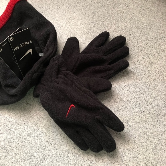 Boy”s 2 piece Nike Set Hat and Gloves - Picture 7 of 8